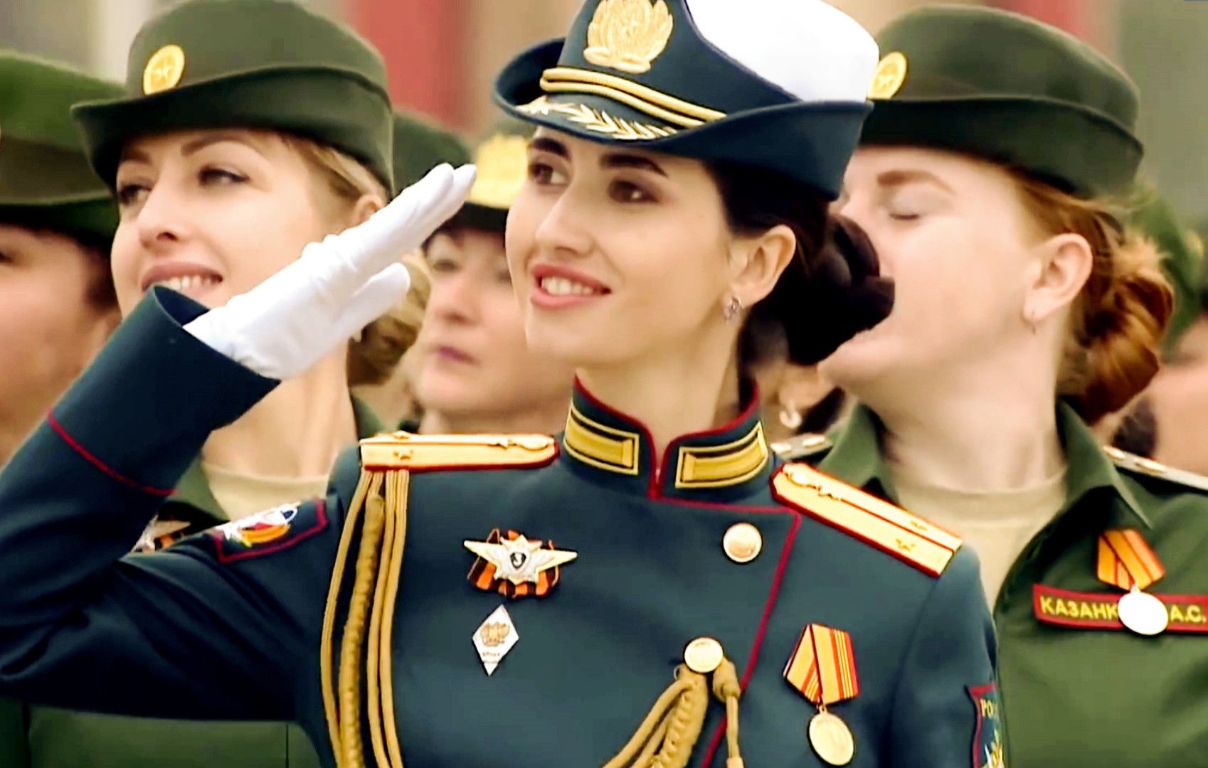 经典苏联歌曲《喀秋莎》俄语原版，配上风姿绰约的俄罗斯女兵，眼睛让人挪不开