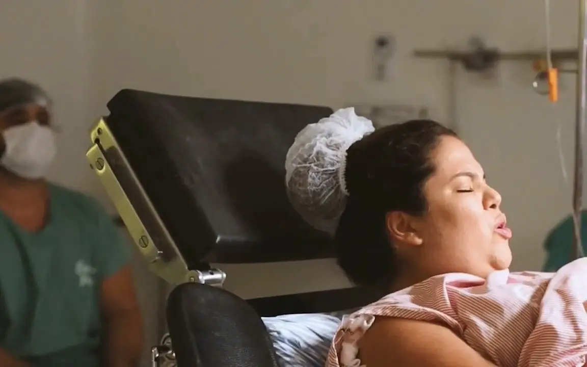 产房直击孕妈妈自然分娩的艰难过程，看完更懂顺产妈妈有多伟大！