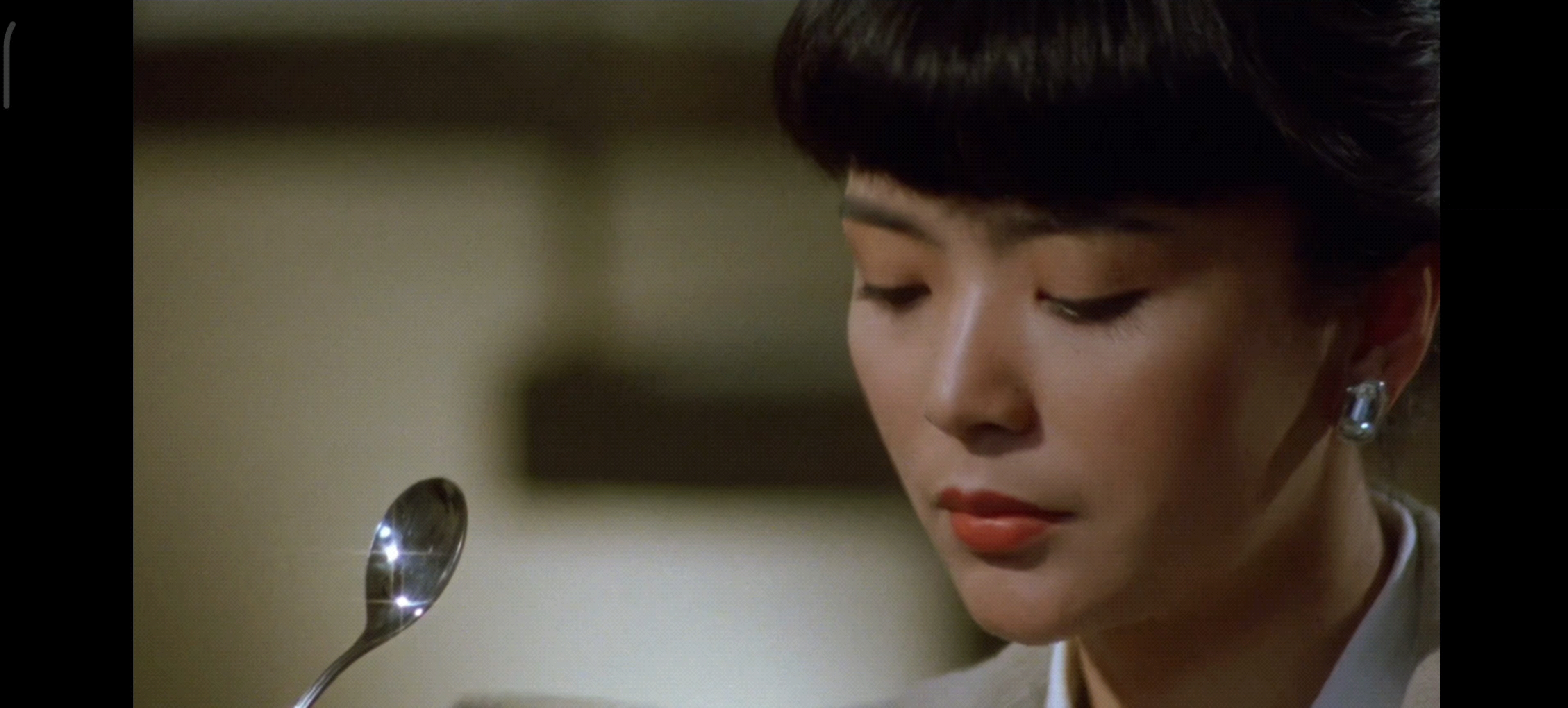 知性的美女在餐厅吃饭，惨遭一枪爆头！