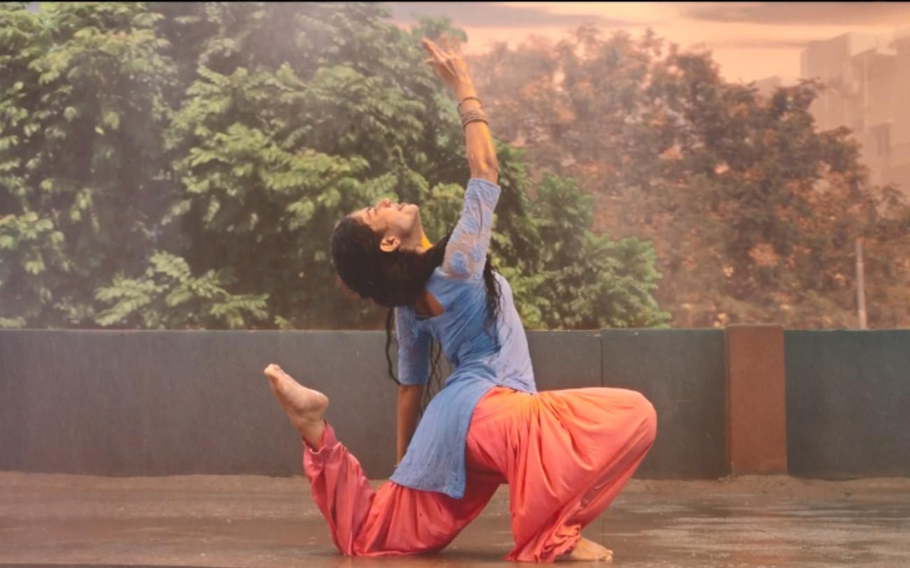 雨中狂舞：活力四射的印度女星Sai Pallavi