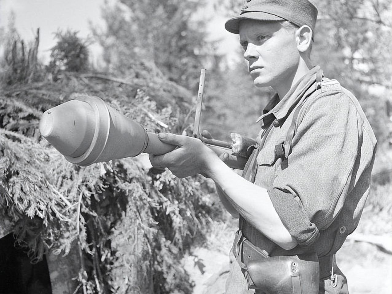 一个德军娃娃兵居然可以熟练的用铁拳打击苏军目标，不是来打坦克的吗