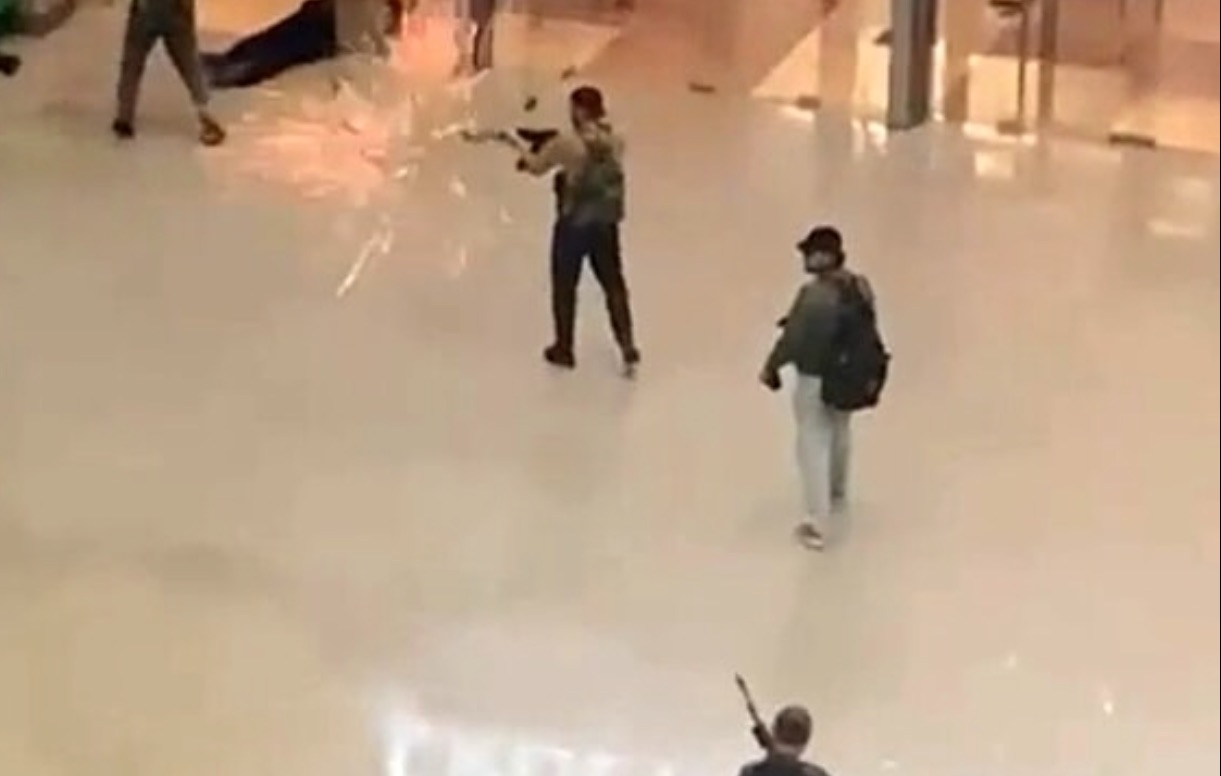 莫斯科恐袭亲历者：一年轻人跳到恐怖分子身上夺枪打他，救了数十人的命