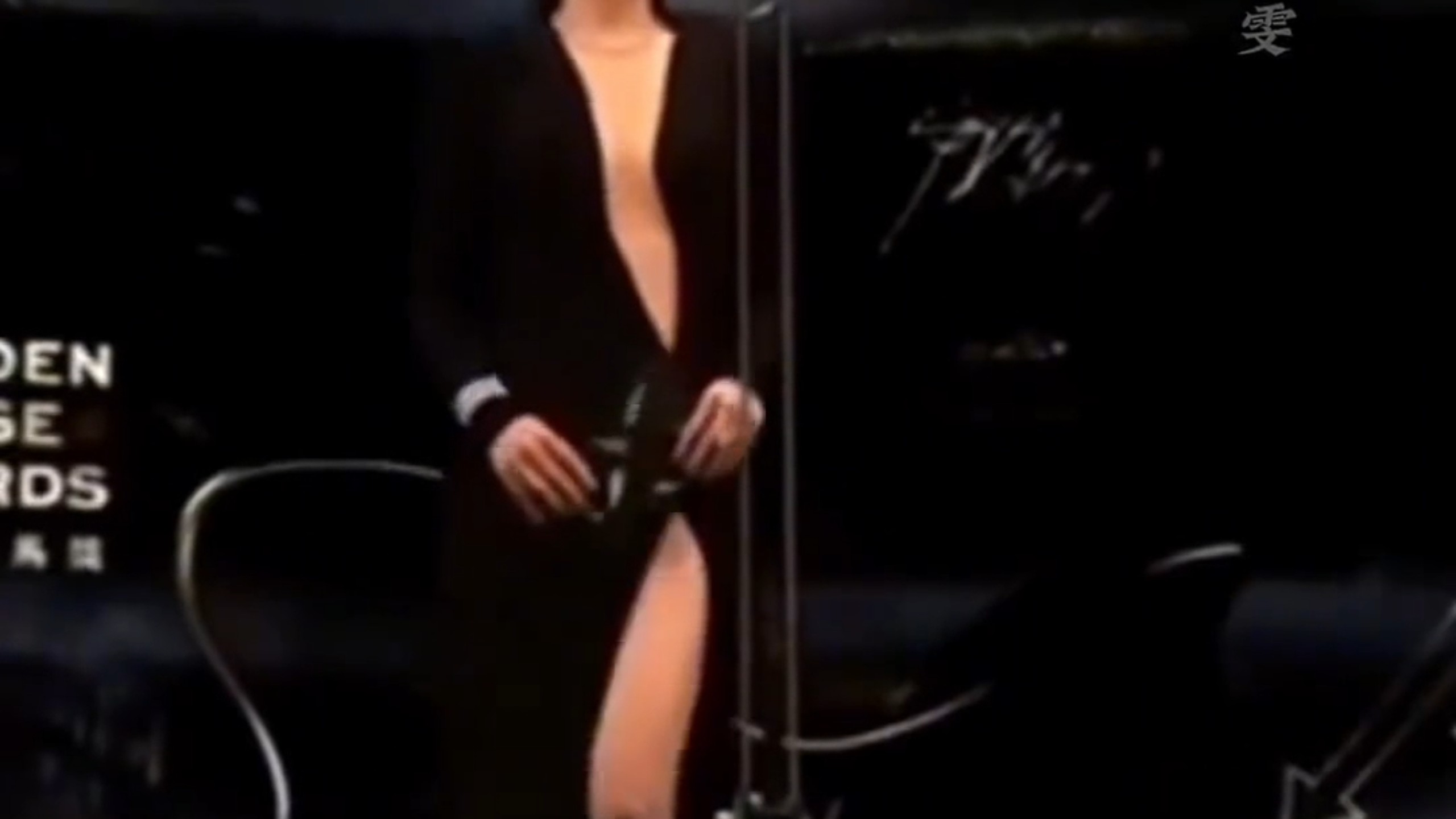 贾静雯深v高叉礼服露背礼服！，试问要多少W才能突破那腰间的几厘米布料！！