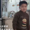 姐姐回家假装顾客，弟弟害羞不敢相认，下一秒毫不犹豫冲向姐姐