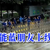 胆肥！当男子偷拍女子裙底路过消防站，蓝朋友们一拥而上