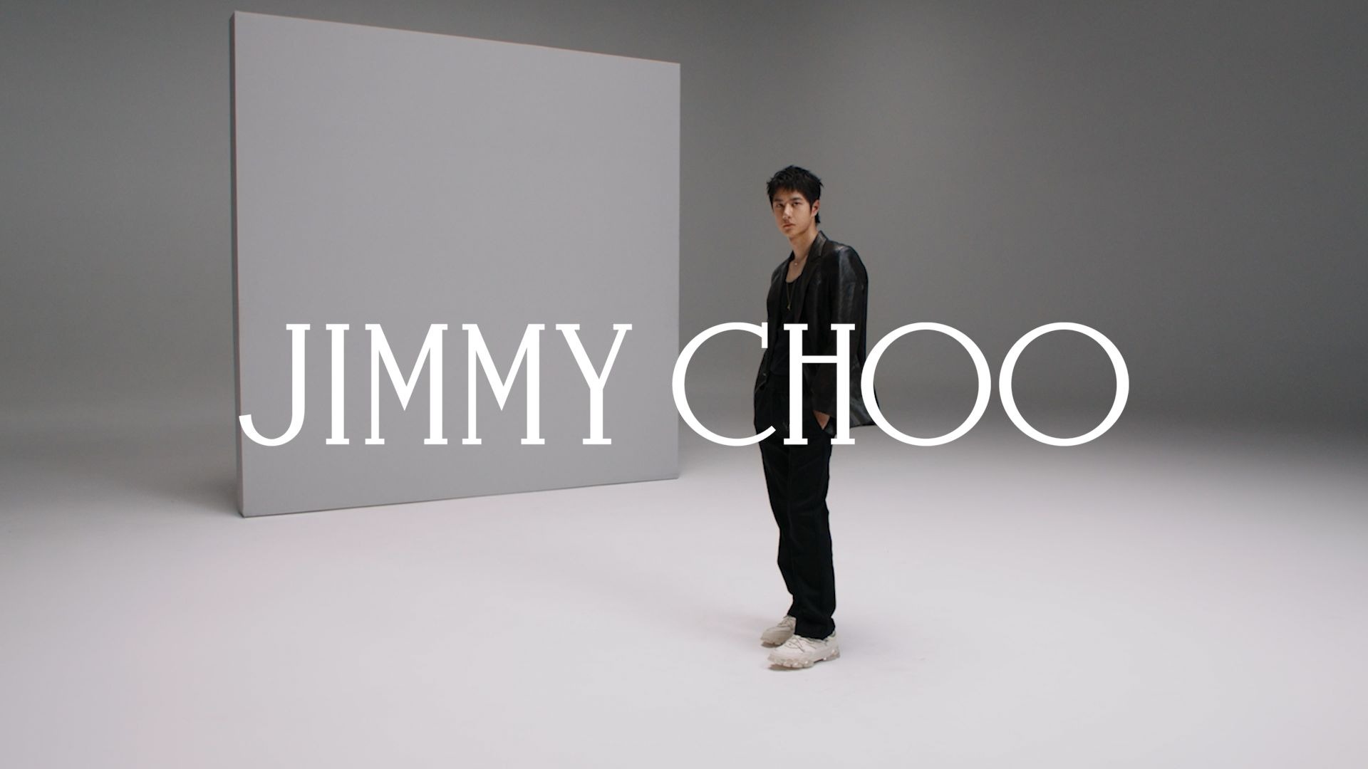 全球品牌代言人王一博演绎「拿铁色」DIAMOND无限休闲鞋