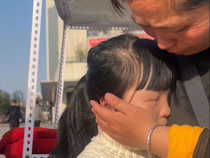 需要喝自己胆汁的小女孩珍珍，希望以后的生活苦味追不上你