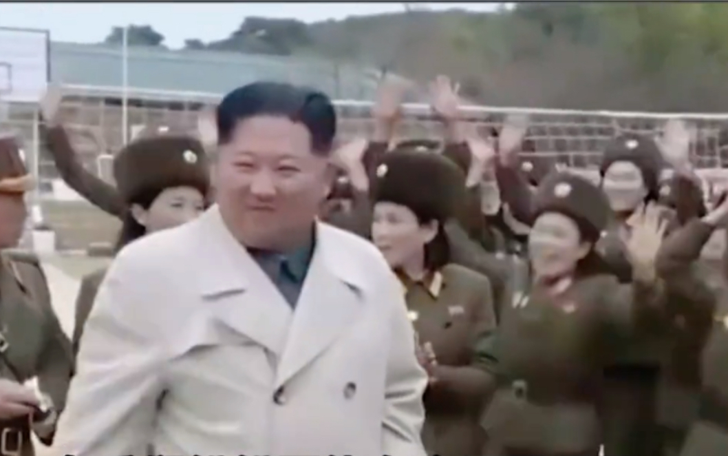 金正恩视察朝鲜女炮兵连，寒冷冬天他竟坐在地上哈哈大笑