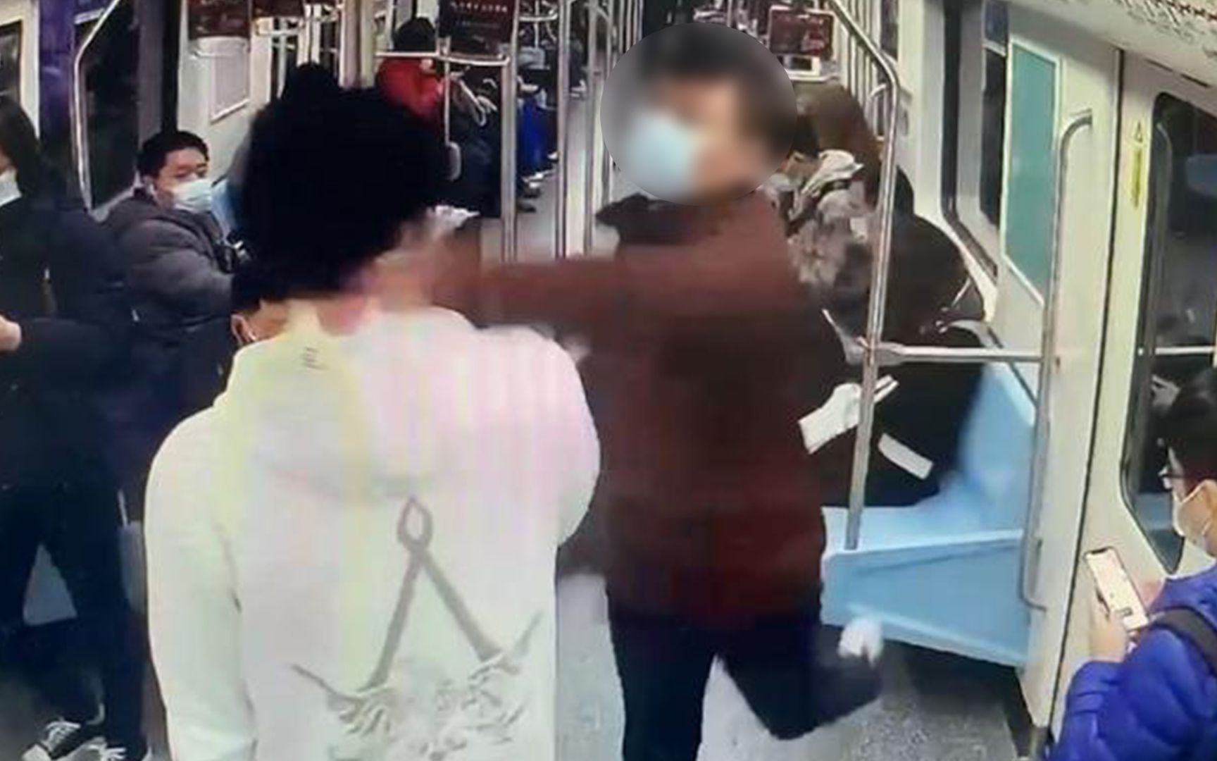 上海地铁内一乘客手机外放声音，不听劝阻反而掌掴他人