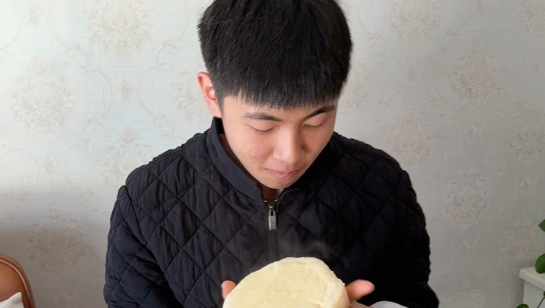 这小子太能糊弄了，但是馒头争气啊，进锅时歪瓜裂枣的，出锅时水光溜滑，蓬松暄软……
