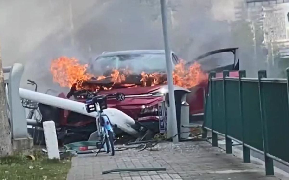 1031期：电动汽车撞车就着火，直接烧成灰！