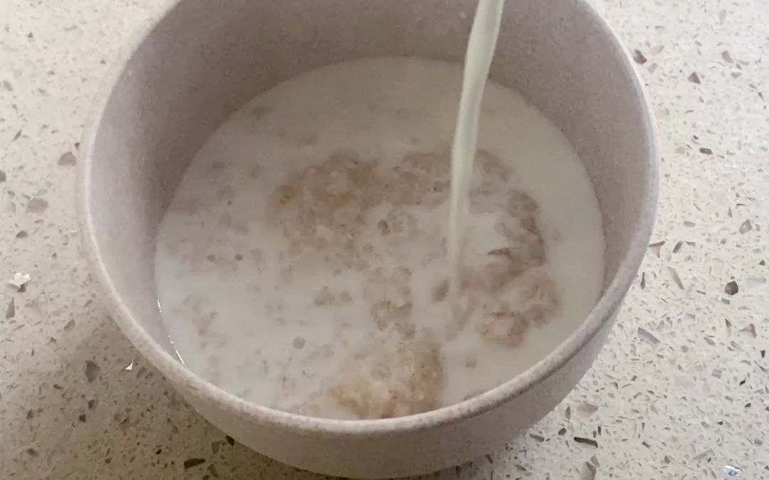燕麦泡牛奶怎么做？怎么做好吃的牛奶燕麦粥？