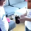 父母离婚，妈妈带着姐姐来看看弟弟，临走前，姐姐把攒的零花钱给弟弟