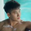 享受泡泡浴的肌肉帅哥，真的是又性感又撩人