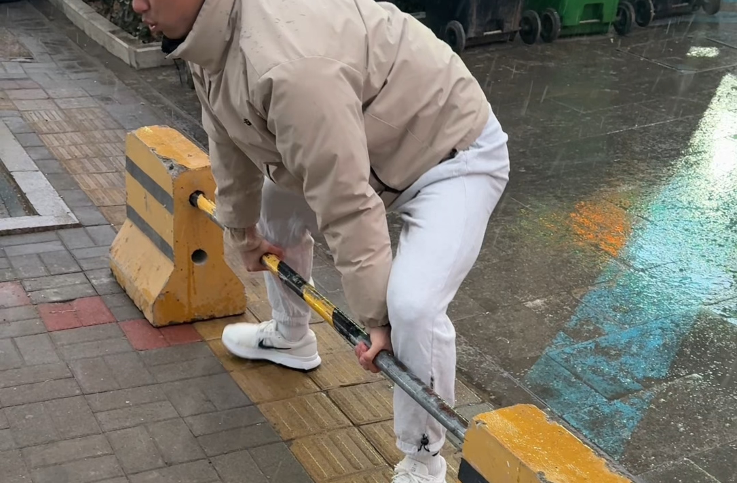 地球压着盲道了，硬拉地球挪开。