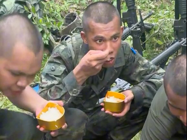 泰国前线士兵开火做饭 背景声音是给家里报平安