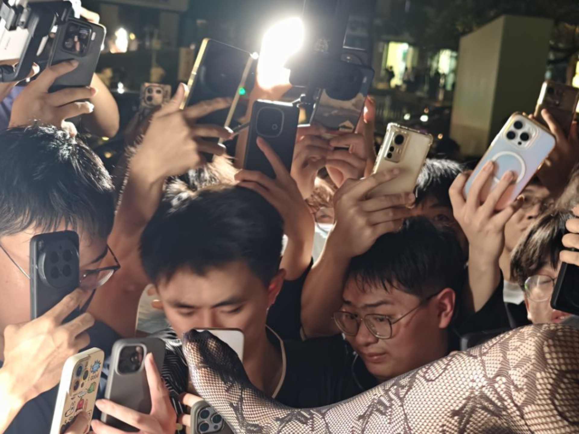 萤火虫动漫coser拍照事件及当事人声明（视频末尾） | SDP苏东坡_搞笑区-coser喵-coser美图-coser聚集地