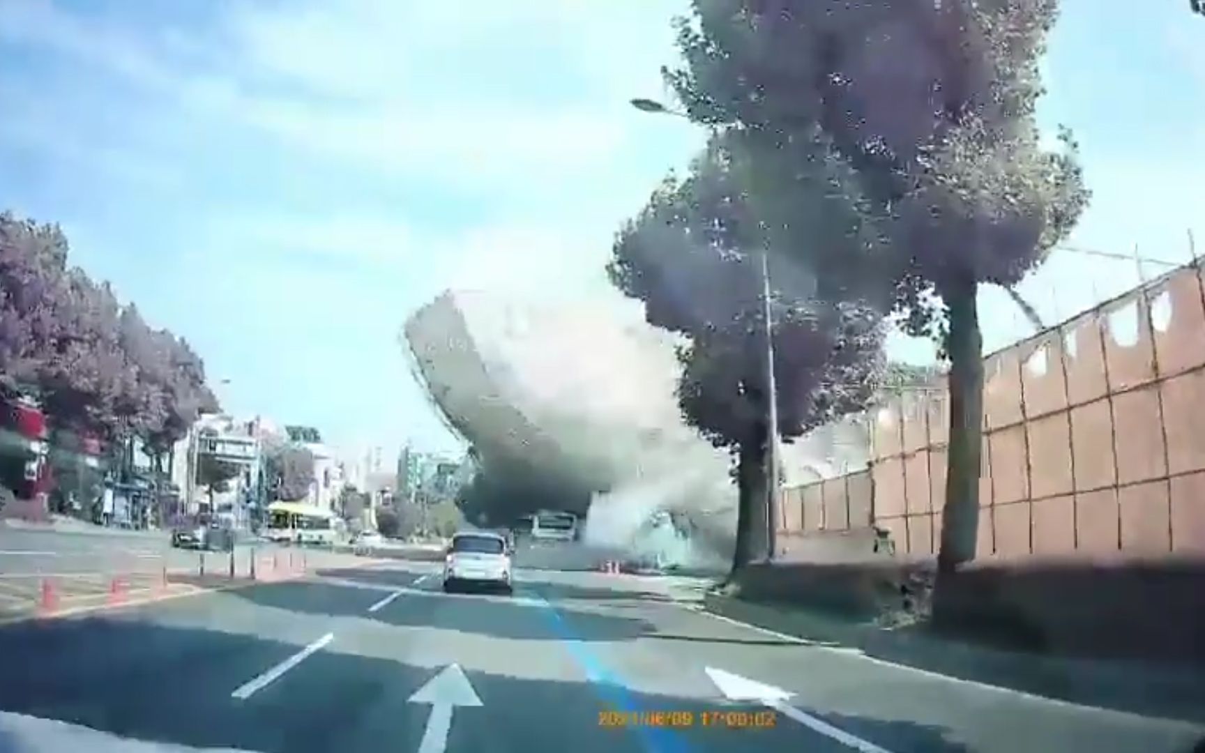 韩国一5层楼房倒塌砸中公交车，已致9死8伤