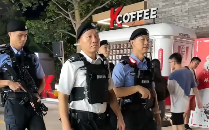 深圳特警全新换装后国庆节巡逻画面（路人视角）
