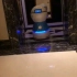 酒店服务机器人已成流行趋势，这小机器人已经可以自己叫电梯了