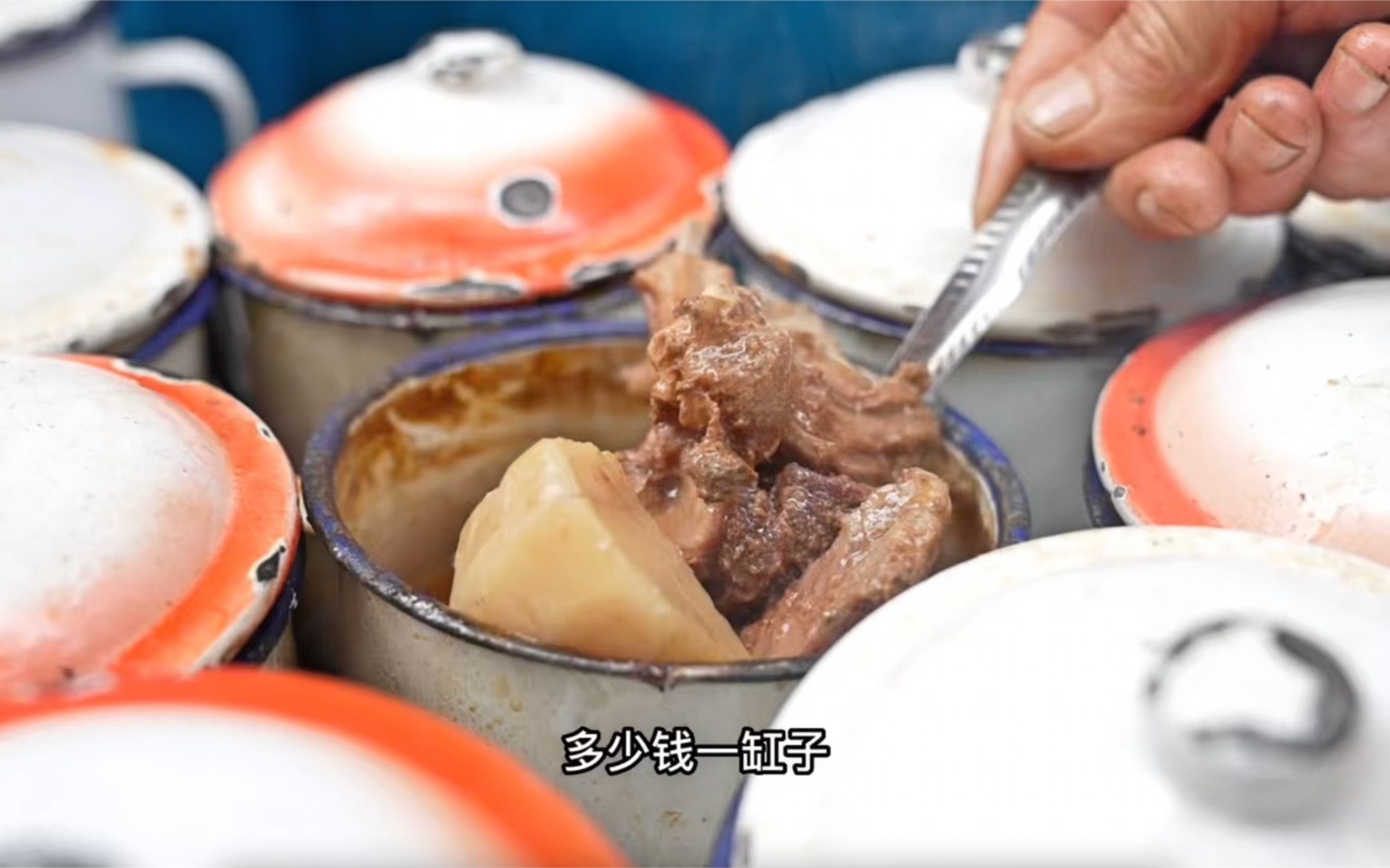 新疆特色美食缸子肉，20元/缸有300克羊羔肉，肉汤泡上馕吃美了