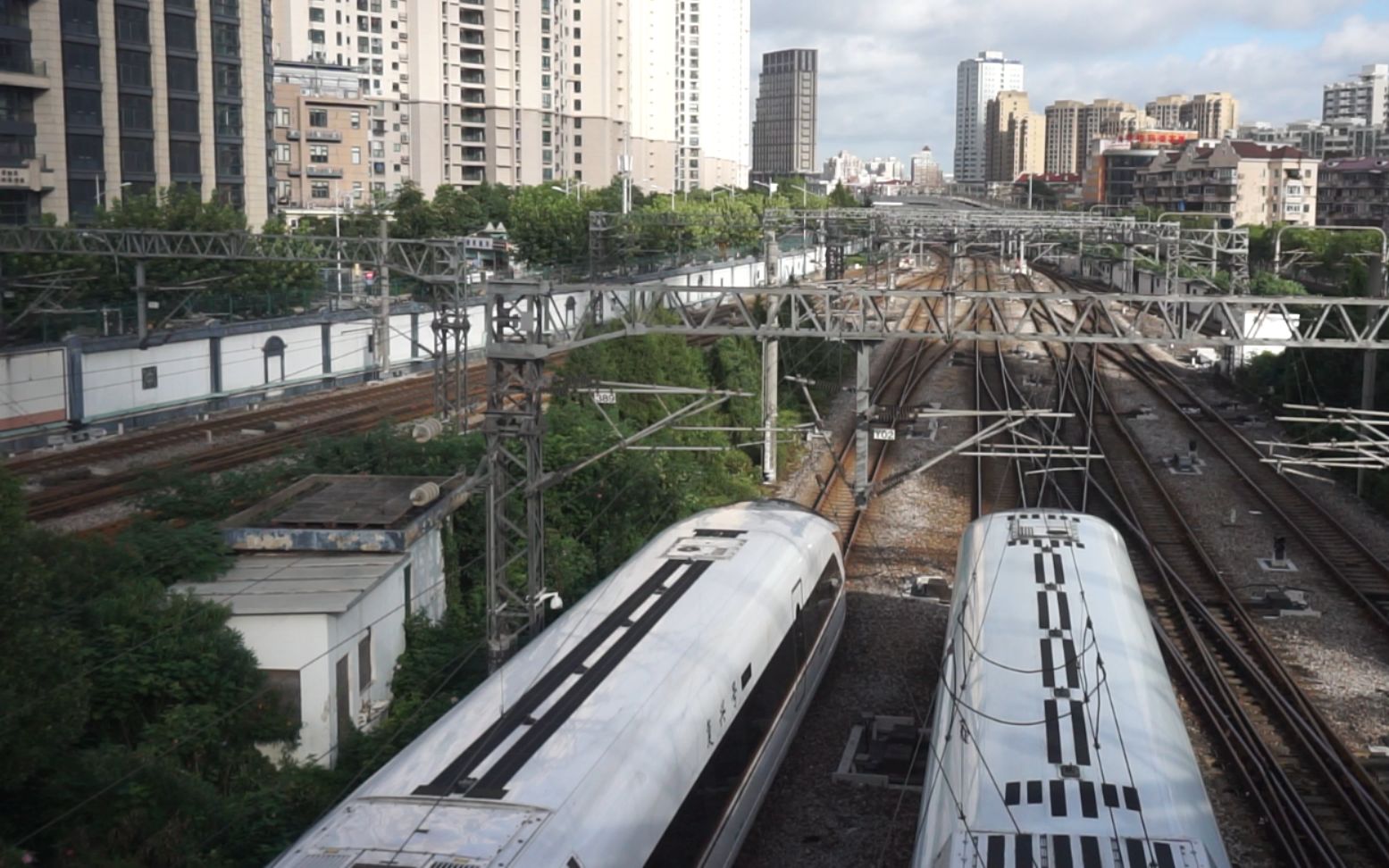 铁路2018819京沪线上海站新头型crh1e进站交会复兴号cr400bf出站