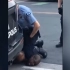 美国警察暴力执法，用膝盖顶住男子脖子，后者低声求饶“我无法呼吸，你要杀死我了”
