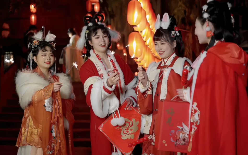 Praying for blessings with lanterns, all your wishes come true [Lantern Appreciation in Chinese Costume in the Year of the Rabbit].