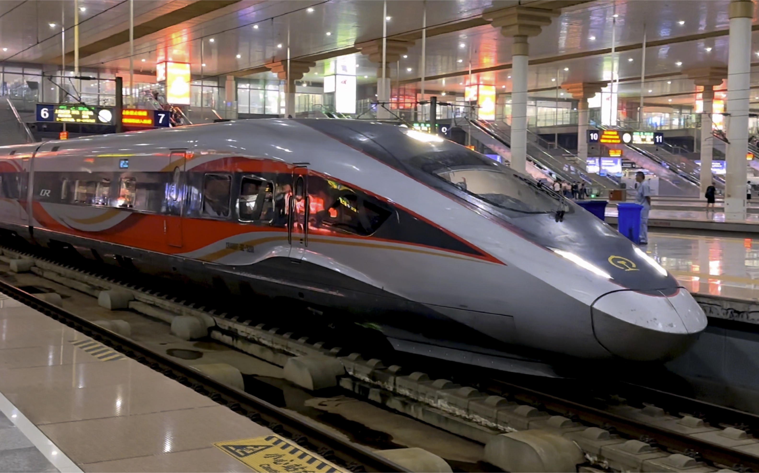 京沪高铁王牌大标杆G28，运行全程仅4小时18分钟，运行中仅停靠南京南一站，由上海局CR400BF-BZ-5208担当运行。