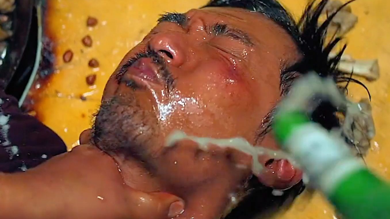 “长辈推开羊骨，放上一份补偿协议，见哑巴对着羊肉大快朵颐，屠夫的刀也变得愈发锋利”