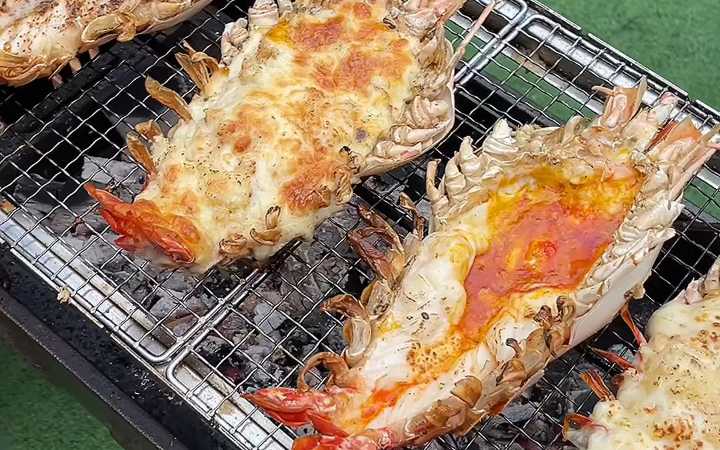 泰国美食：碳烤巨型罗氏虾和黑虎虾，手臂那么大的淡水虾芝士黄油一只管饱