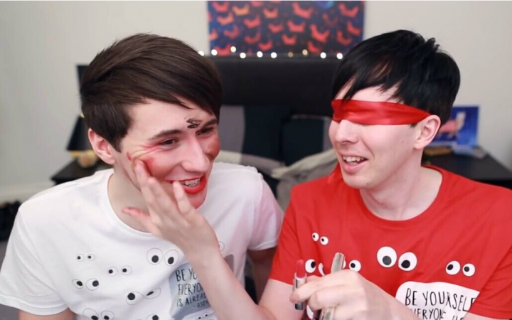 一对基友蒙眼化妆playdanandphilblindfoldedmakeupchallenge