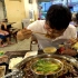 大sao去重庆吃火锅，蒜泥随便吃，毛肚肉卷配血旺，服务员看呆了
