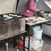 山东烟台集市：蔬菜、水果、海鲜……市场上的常客到了大集，也有了不俗的表现，待售的它们填满了卖家的车斗，显得战斗力十足。（晶晶美食旅行记