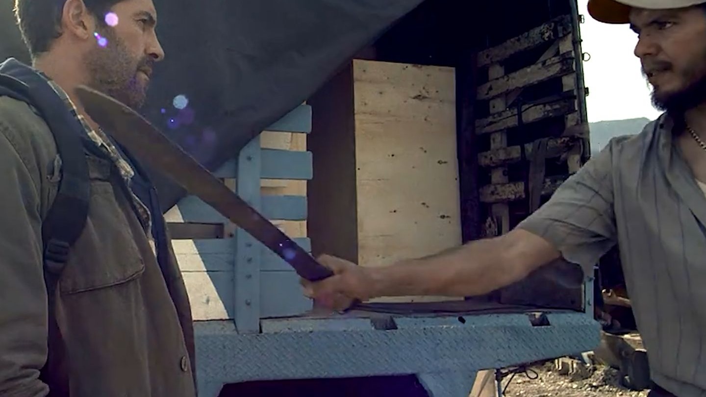 他出狱第一时间想要看看女儿，可载他过境的黑车司机却想要坐地起价!