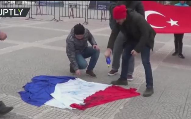 土耳其人怒烧国旗怼荷兰！受伤的又是法国国旗！