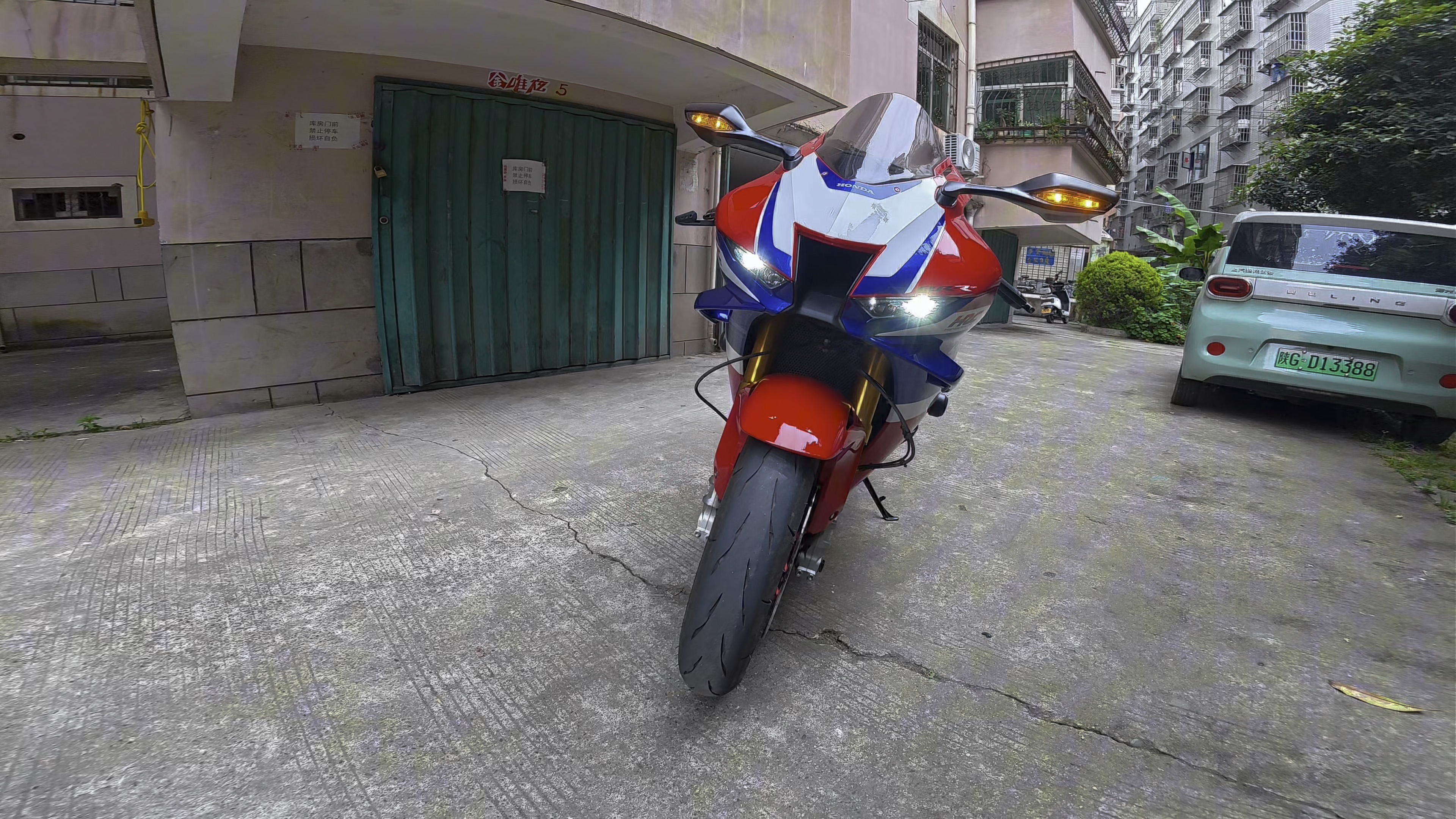 不是在做梦吧 CBR1000RR RSP 新款本田火刃 骑机车上学