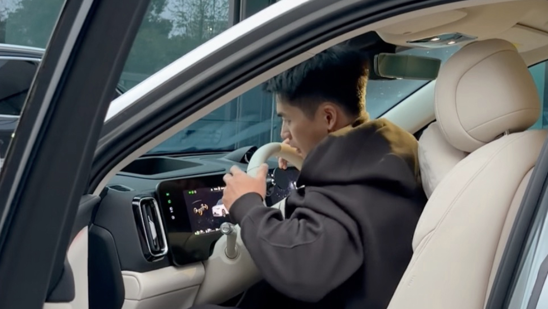 女朋友昨天刚开完的车