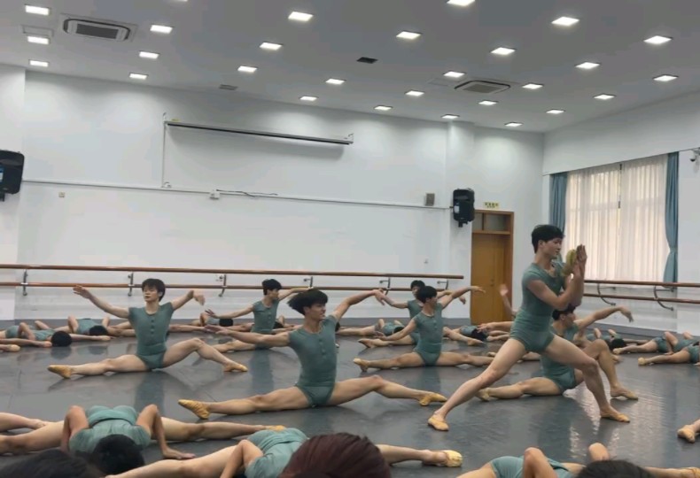 海南嘉积中学男子舞蹈团《南海随想》彩排现场