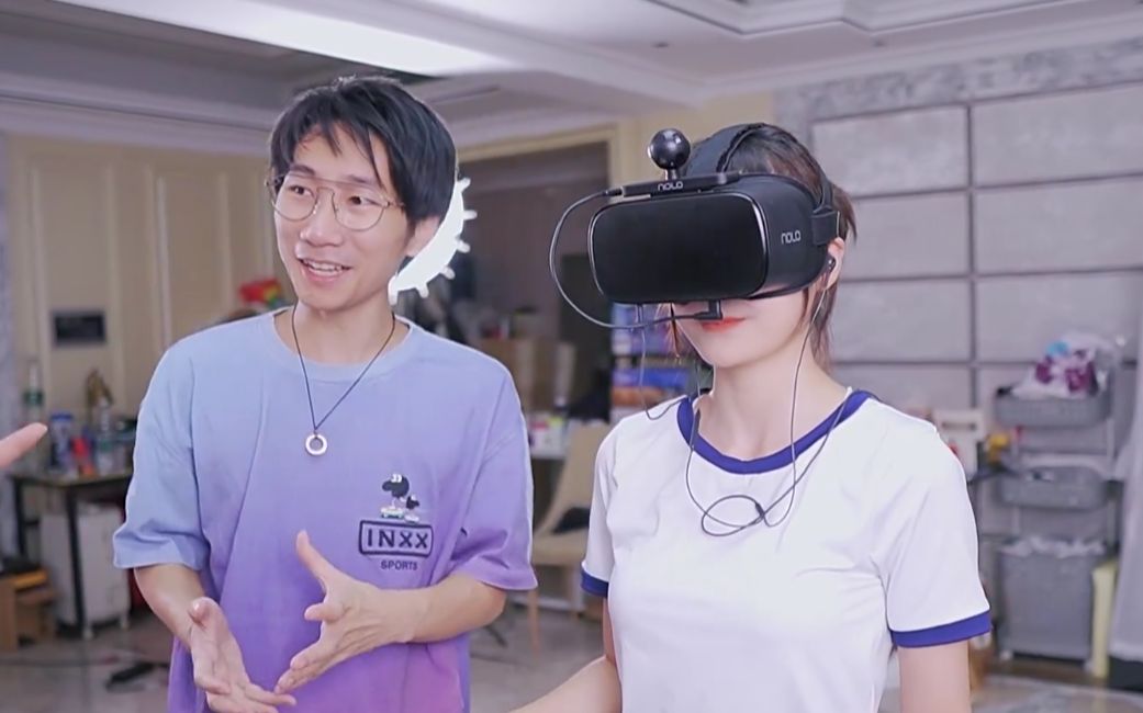 都是怎么回复：【恐怖VR】美少女第一次玩VR是什么体验？！[第1次]的第1张示图
