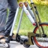 这款以滑轮为驱动的自行车，居然用脚滑一滑就能走起来