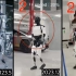 特斯拉机器人Optimus进化速度惊人，与一年前对比走路更稳更快