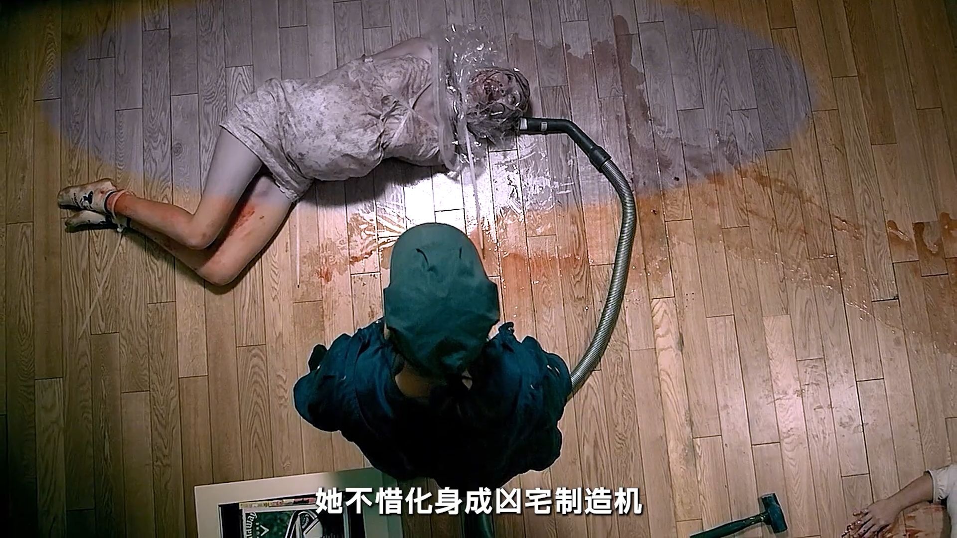 为了省点钱他拔掉父亲的呼吸器，为了让房子便宜些他不惜化身成凶宅制造机《维多利亚一号》