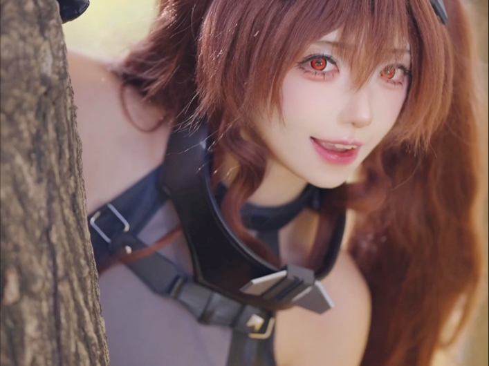 又到了小狐狸玩树叶的季节