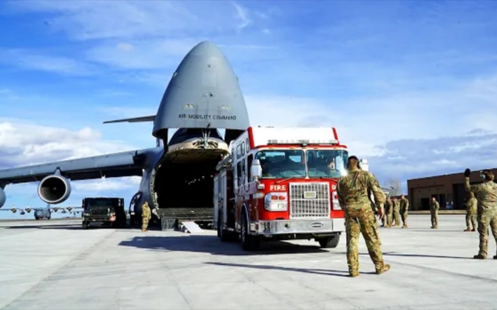 美国空军C5M超级银河运输机装载重型消防车。
