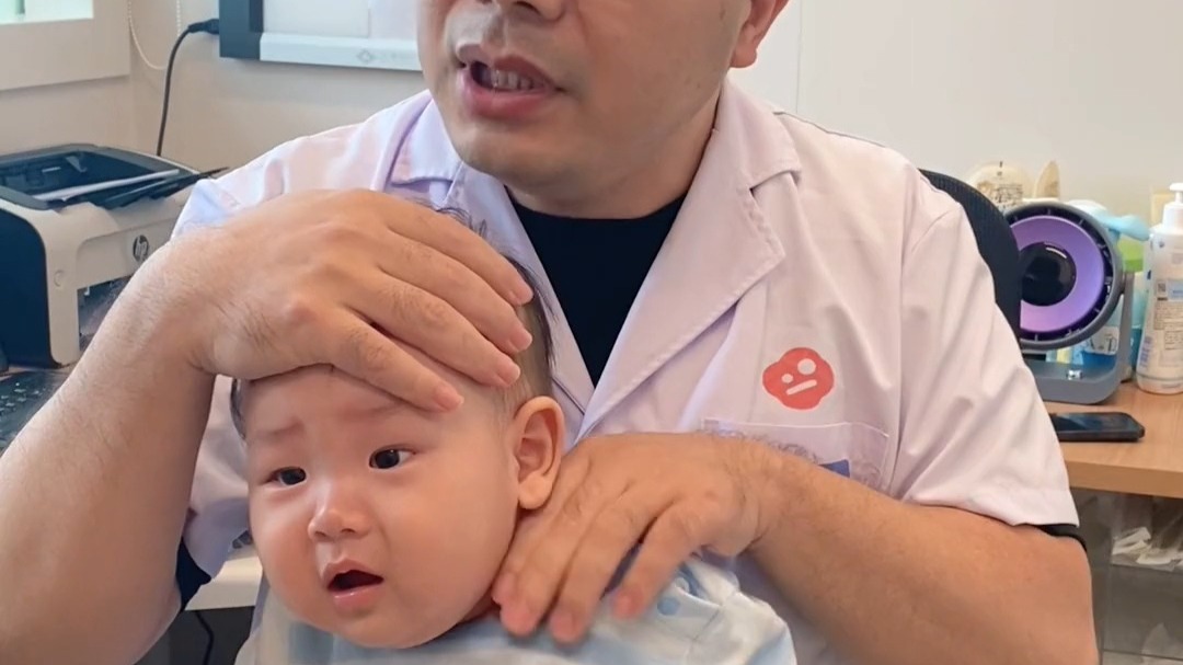 人类幼崽斜颈干预手法，宝宝：我招，我全招了