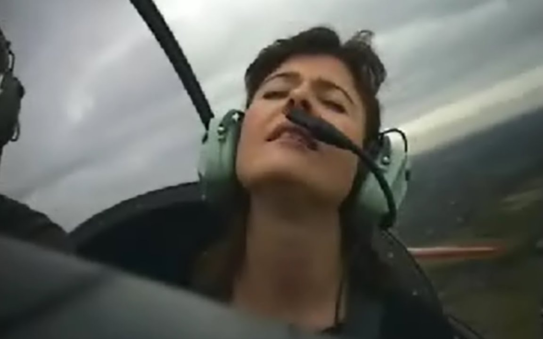The hostesses were taken up into the sky and reacted so strongly with orgasms