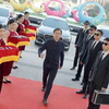 兄弟二人在同一天结婚当弟弟还在给丈母娘塞接亲红包时 ，赘婿哥哥的豪门岳父却让管家带着千万聘礼前来接亲， 就在一天前偏爱幼子的父亲还安排哥哥娶乡下丫头