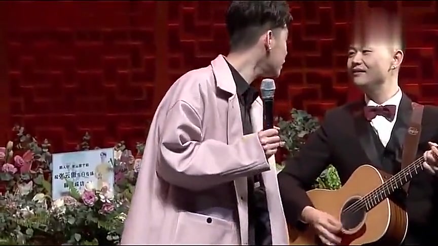 张云雷杨鹤通台上合唱歌曲台下观众沸腾了