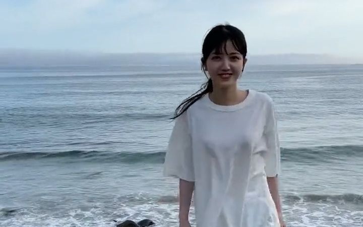 実はこれ、写真集未掲载の赤い水着で撮影した后の様子哔哩哔哩bilibili